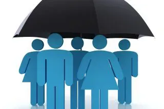 Blaue Figuren stehen unter einem großen schwarzen Regenschirm und symbolisieren Schutz bzw. Versicherungsschutz – ähnlich wie ein Online-Preisrechner für Solaranlagen bietet er Klarheit und Sicherheit bei der Planung Ihrer Solarinvestition.